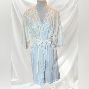 Today Tonight Vintage 80’s Lace and Embroidery Robe Size S